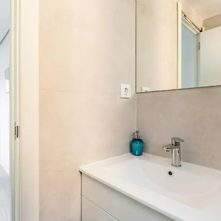 Amplio Con 4 Y 2 Banos - Great With 4 - 2 Baths * Seville