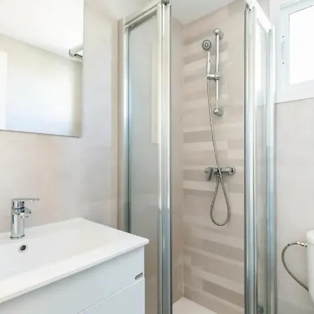 Amplio Con 4 Y 2 Banos - Great With 4 - 2 Baths *